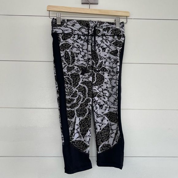 Revolve the Upside Cropped Floral Leggings - Picture 1 of 6